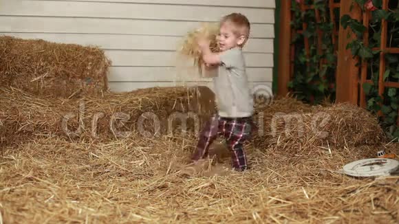 快乐的男孩把稻草扔到屋里视频的预览图