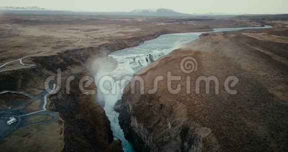 鸟瞰冰岛风景秀丽的景色瀑布格尔夫斯在缝隙清澈的山河很有名的地方视频的预览图