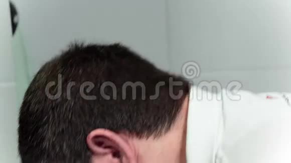 人在洗澡时洗脸视频的预览图