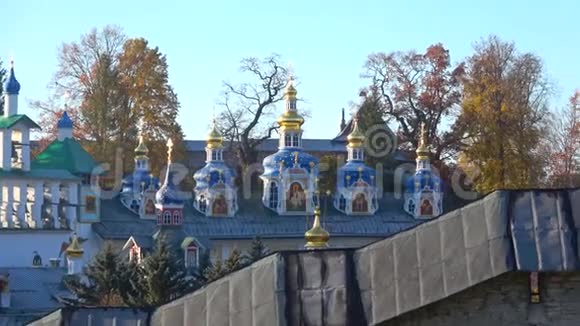 神圣休眠普斯科夫佩乔里修道院的穹顶观10月上午佩乔里俄罗斯视频的预览图