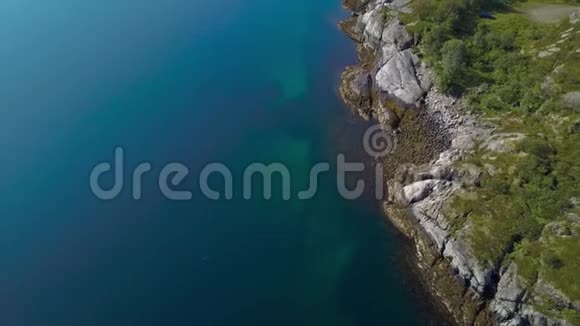 飞越岩石海角和大海视频的预览图