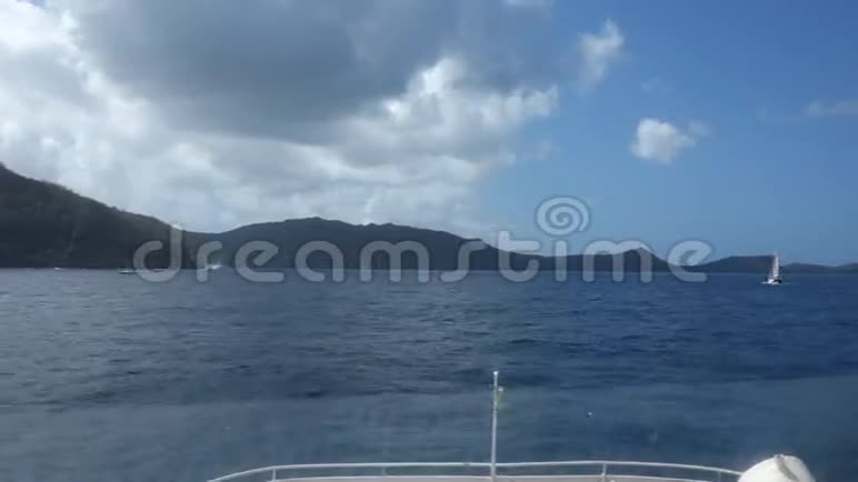 一艘预定的渡轮在贝基亚海峡巡航视频的预览图