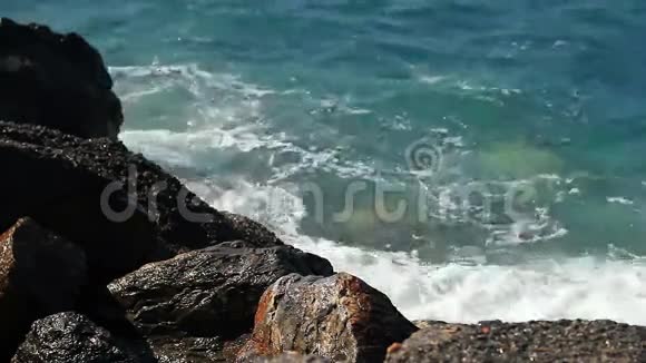带着海浪的海岸视频的预览图