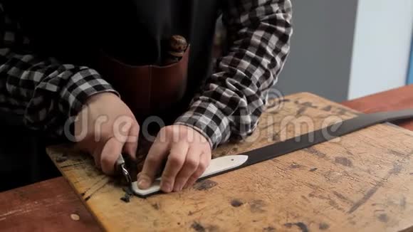 用工业刀主刀切断皮带下工件上多余的皮制造程序视频的预览图