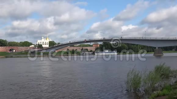 阴天的人行桥和圣索菲亚穹顶的景色俄罗斯视频的预览图