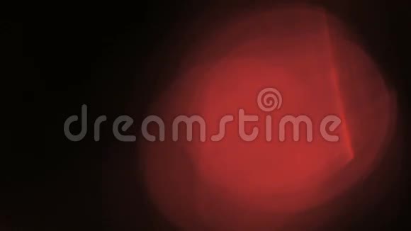 暗光漏在黑色背景上移动红色镜头耀斑覆盖在镜头顶部与屏幕不透明度的老式视频的预览图