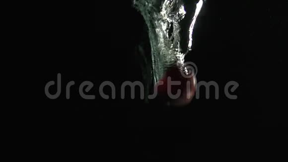 在黑色背景下的水中落下的果胶视频的预览图