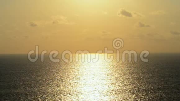 美丽的红日落在海洋上美丽的日出海上日落光明阳光天空有云背景视频的预览图