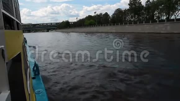 船沿海岸航行从船上眺望莫斯科视频的预览图