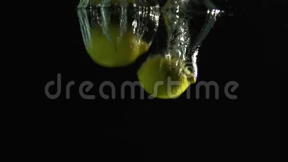 在黑色背景下射入水中的柠檬视频的预览图