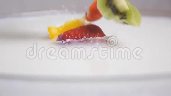 水果混合滴入牛奶视频的预览图