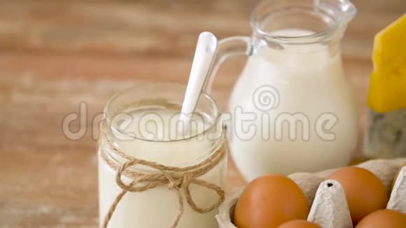 鸡蛋牛奶酸奶油和干酪视频的预览图