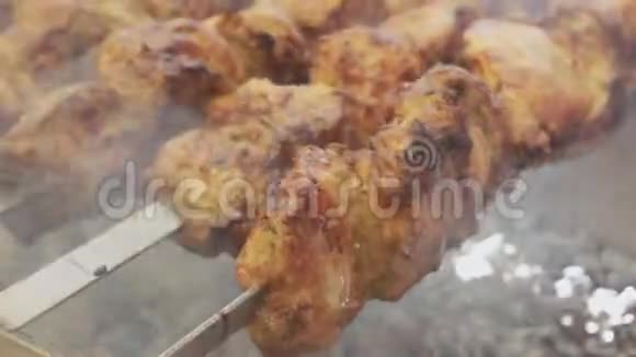 新鲜肉烤肉串近距离烧烤街美食节上的烤肉烹饪视频的预览图