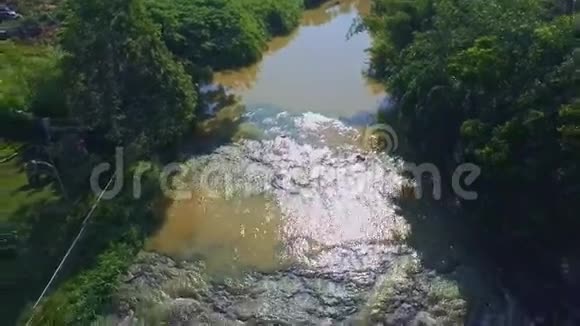 Drun显示河水在阳光下流入瀑布视频的预览图
