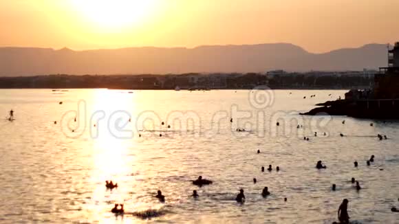 日落时分一群旅人在海滩上尽情欢乐跳跃户外活动成功人士视频的预览图