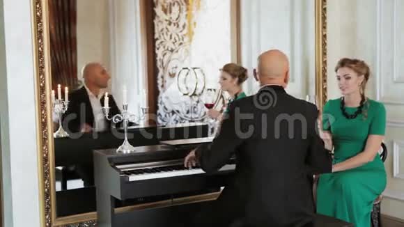 恋爱中的情侣约会弹钢琴的人视频的预览图