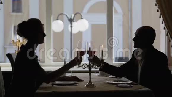 两人在餐厅敬酒视频的预览图