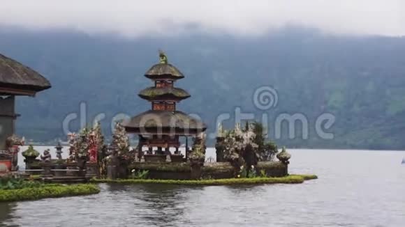 PuraUlunDanuBratan的风景印度尼西亚巴厘岛的大水寺视频的预览图