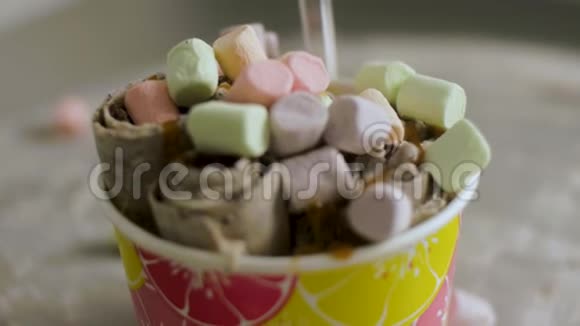 卷制水果冰淇淋分离剪辑上景特写泰国冰淇淋是一种很棒的甜点冰淇淋玫瑰花视频的预览图