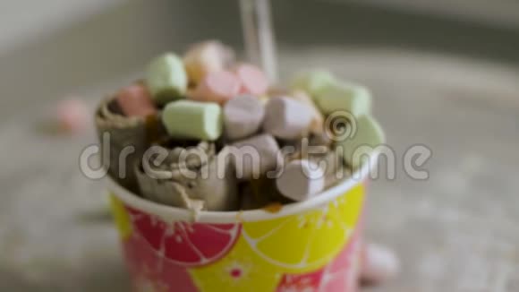 卷制水果冰淇淋分离剪辑上景特写泰国冰淇淋是一种很棒的甜点冰淇淋玫瑰花视频的预览图