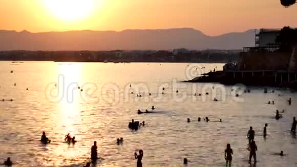 日落时分一群旅人在海滩上尽情欢乐跳跃户外活动成功人士视频的预览图