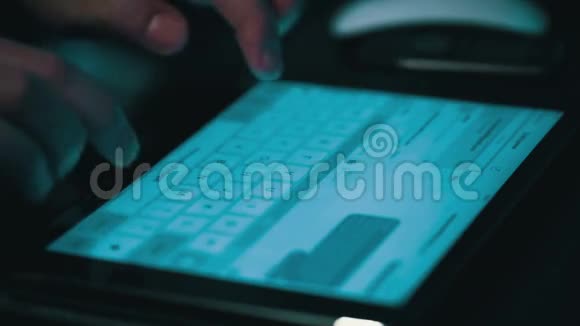 男性手在平板电脑上打字视频的预览图