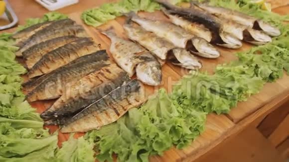 在街头美食节的餐桌上放着沙拉的煮熟的鱼视频的预览图
