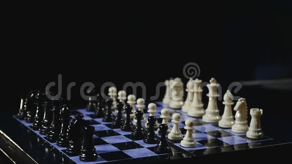 黑色背景的棋盘和棋子游戏金钱游戏视频的预览图