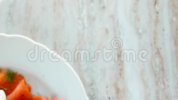 新鲜的三文鱼色拉加牛油果和奶油马斯卡彭奶酪平躺桌子平躺顶级美食摄影视频的预览图