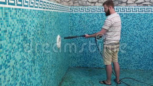 一个人正在清洗池壁视频的预览图