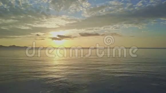 在日出远山上飞行摄像机沿着海面移动视频的预览图