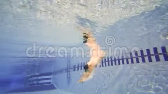 小女孩潜入游泳池水下慢动作视频的预览图