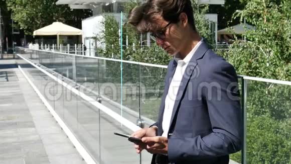 户外使用平板电脑的年轻商人视频的预览图