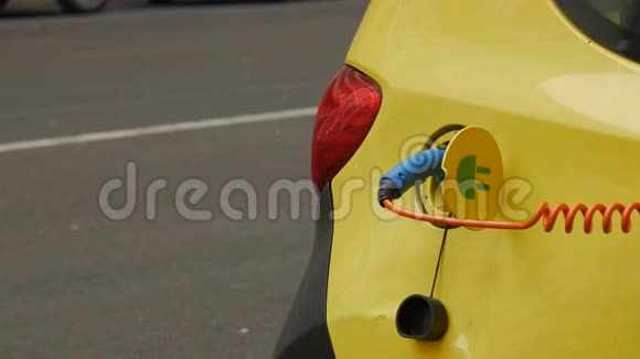 电动汽车充电口的特写镜头视频的预览图