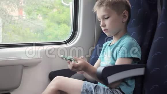 男孩用手指轻击坐立不安的纺纱机展示技巧视频的预览图