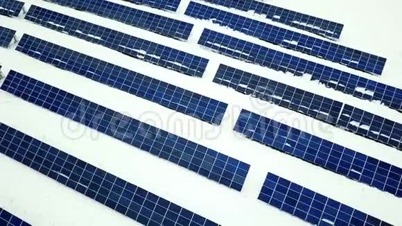 雪地太阳能电池板场视频的预览图