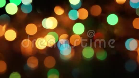 圣诞树的自然灯光背景明亮的灯光绿黄色灯光视频的预览图