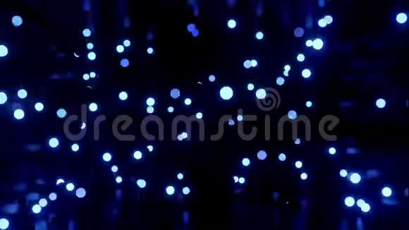 闪闪发光的蓝球在闪闪发光的房间里闪闪发光暗亮相机中发光球的4k抽象三维背景视频的预览图
