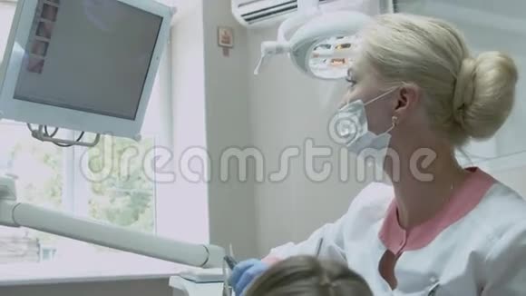 牙医在监视器上检查病人的牙齿视频的预览图