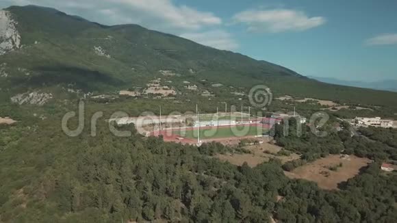 空中射击从上面看希腊的足球场视频的预览图