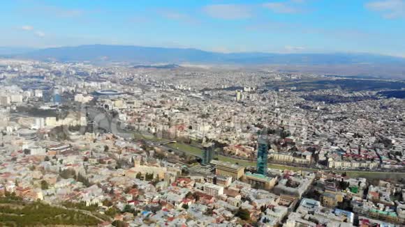 格鲁吉亚第比利斯地标性城市景观全景4k鸟瞰图视频的预览图