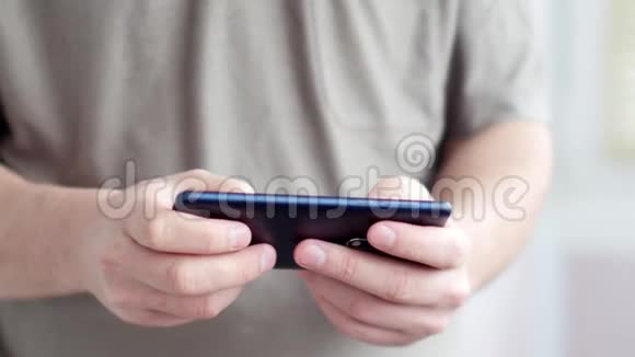 一个在智能手机上玩游戏的人超高清视频视频的预览图