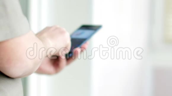 男子在智能手机上写短信的特写镜头超高清录像视频的预览图