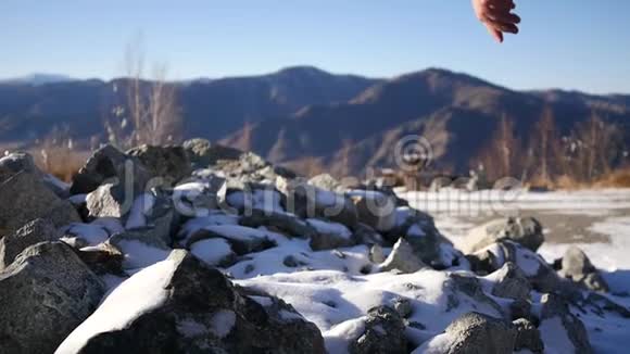 一个穿靴子的人爬雪中的岩石慢动作1920x1080全高清视频的预览图