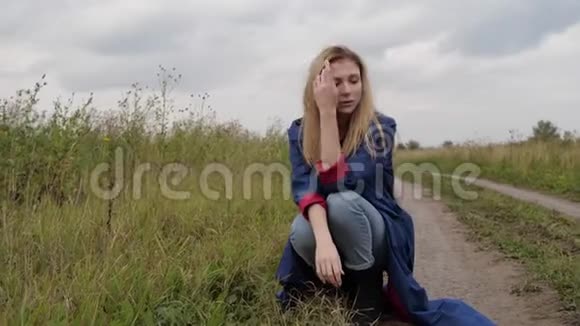坐在路上的年轻女子视频的预览图