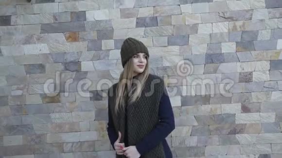 穿着暖和衣服的漂亮女孩在院子里摆姿势4公里视频的预览图