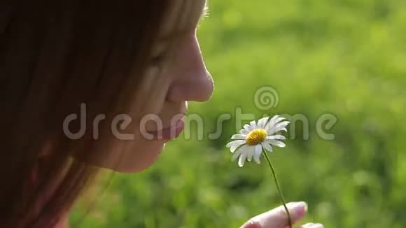 一位闻着花的美女的画像视频的预览图