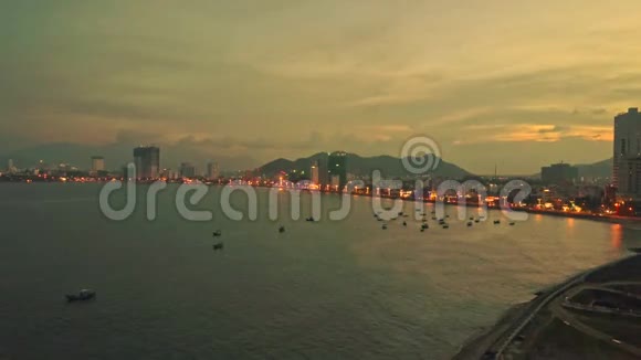 在日落的海边俯瞰傍晚的城市视频的预览图