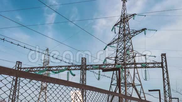 高压电力塔架后面的变电站围栏电气变电站的围栏能源工业可再生能源视频的预览图