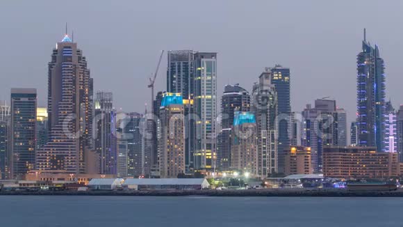 迪拜码头天际线日夜流逝从棕榈朱美拉在迪拜阿联酋视频的预览图